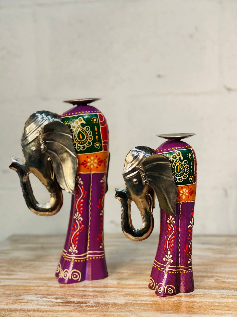 Portavelas "Elegancia Elefante" - Madera y Metal Tallado, Diseño Pintado a Mano con Base para Vela