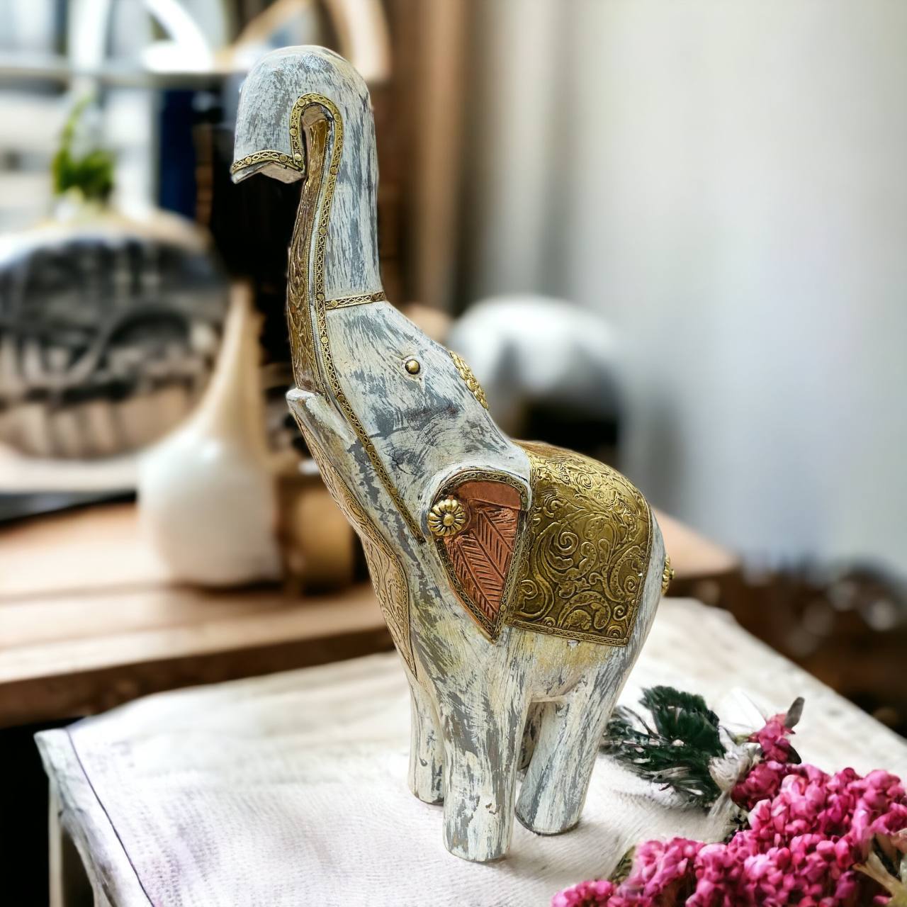Figura de Elefante "Elegancia Vintage" - Madera Tallada con Apliques en Bronce, Diseño Vintage y Toques Dorados