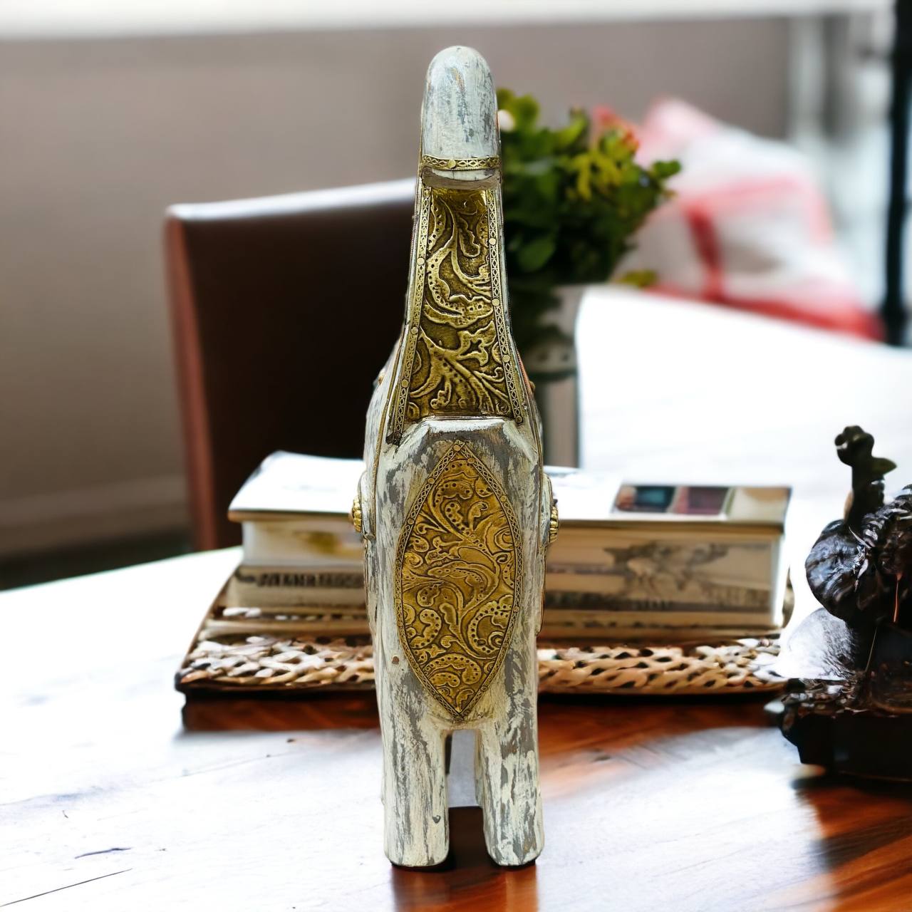 Figura de Elefante "Elegancia Vintage" - Madera Tallada con Apliques en Bronce, Diseño Vintage y Toques Dorados