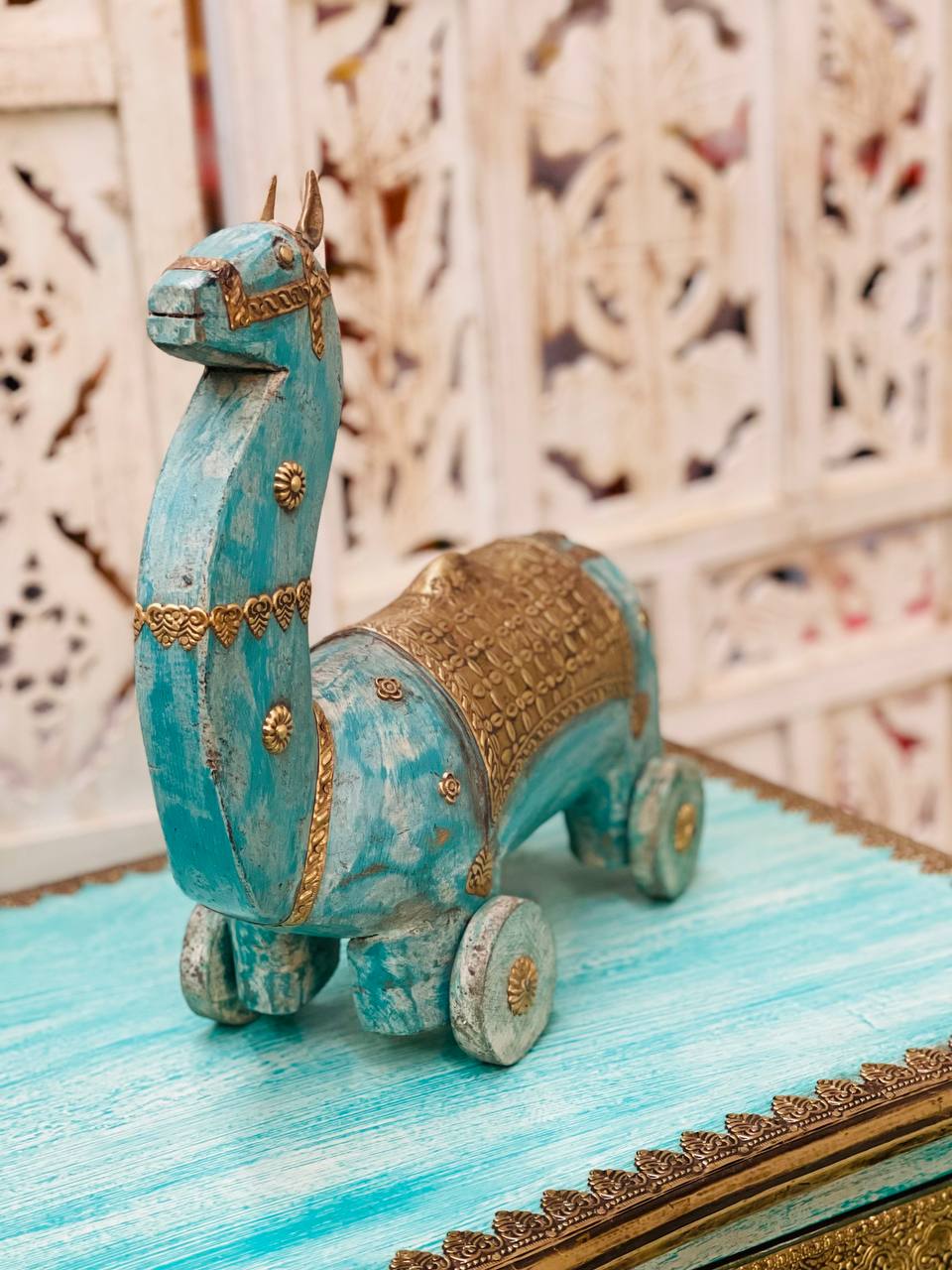 Figura de Camello con Ruedas "Encanto Nomada" - Madera Tallada con Apliques en Bronce, Diseño Vintage y Detalles Dorados