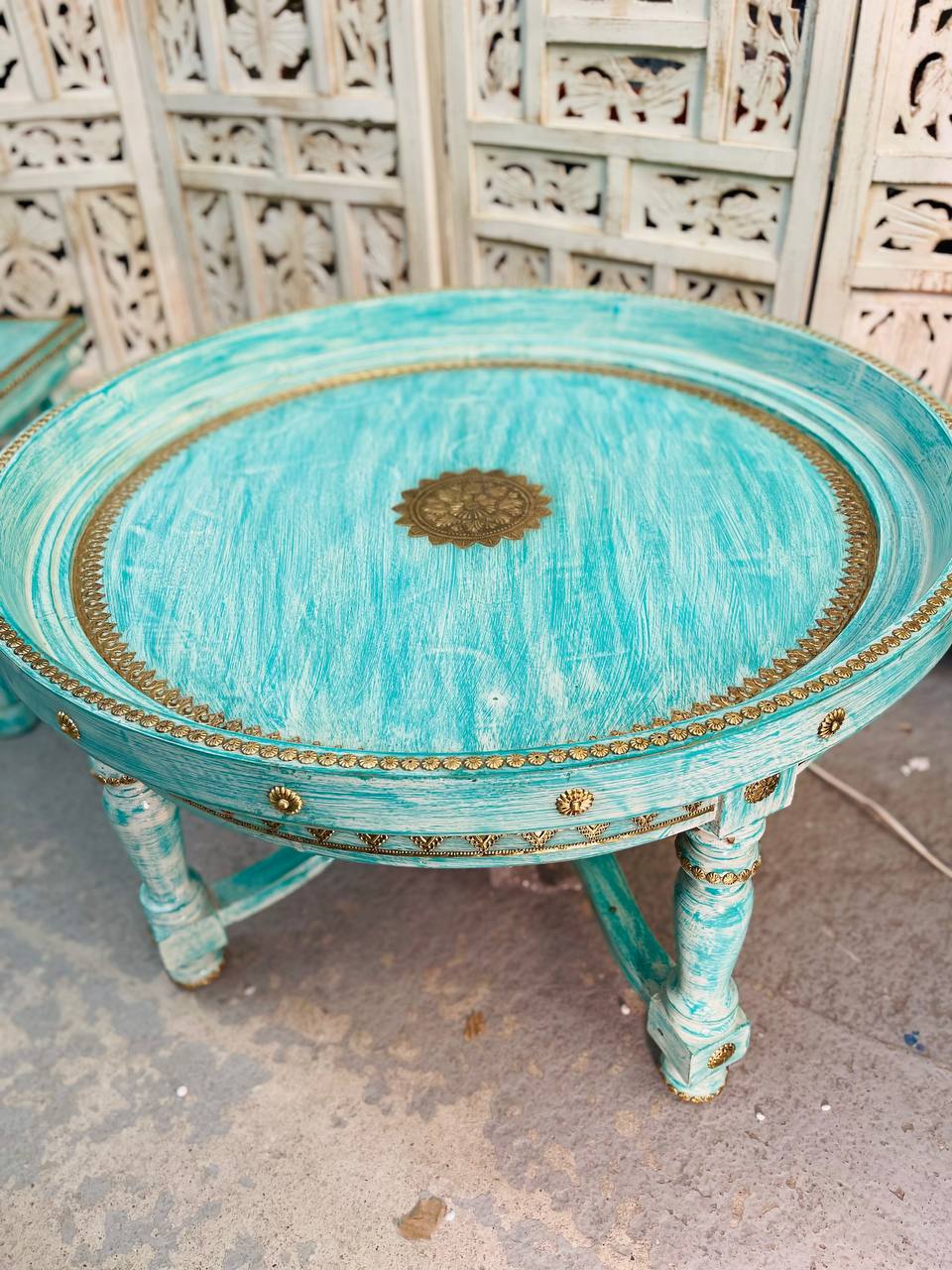 Centro de Mesa Redondo "Elegancia Vintage" - Madera Tallada, Diseño Vintage con Toques Dorados y Detalles Artesanales