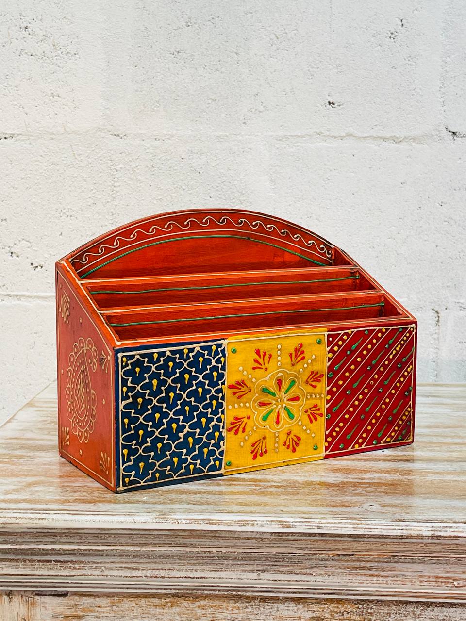 Caja Porta Revistas "Arte en Madera" - Tallada y Pintada a Mano con 3 Compartimentos y Diseños Exquisitos
