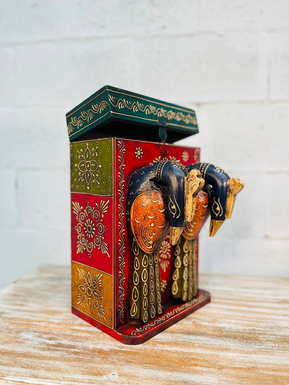 Caja Botellera "Doble Elegancia" - Madera Tallada, Pintada a Mano con Diseños, Doble Compartimento y Cabeza de Pavo