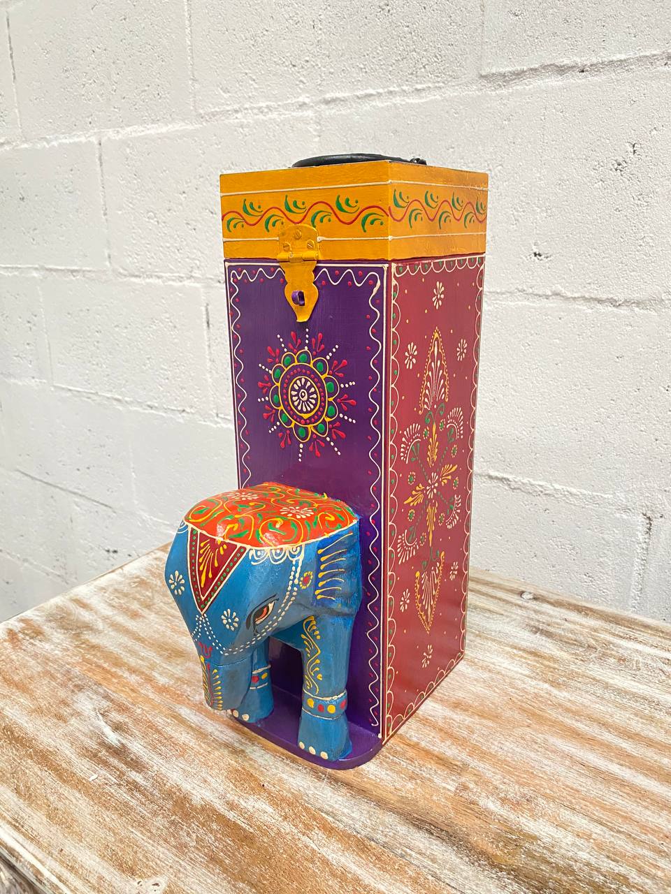 Caja Botellera "Elegancia Tallada" - Madera Tallada, Pintada a Mano con Diseños y Cabeza de Elefante