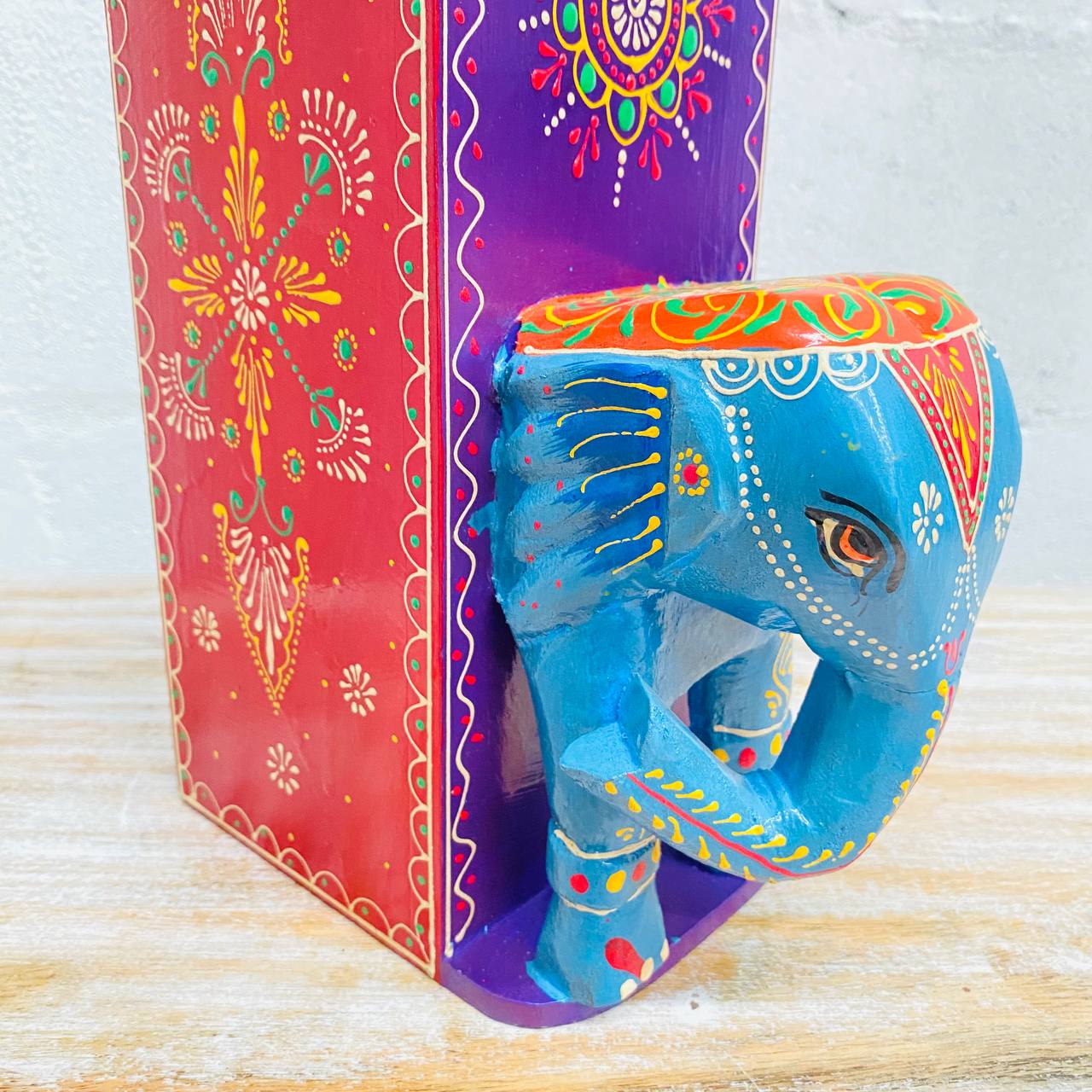 Caja Botellera "Elegancia Tallada" - Madera Tallada, Pintada a Mano con Diseños y Cabeza de Elefante