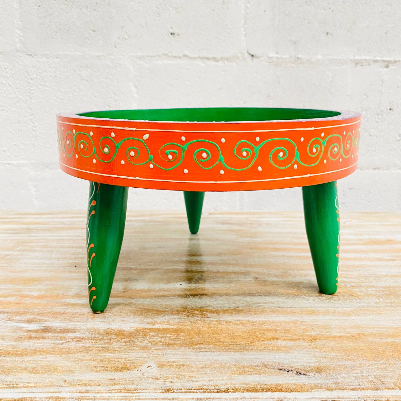 Frutero "Elegancia Tallada" - Madera Pintada y Tallada a Mano