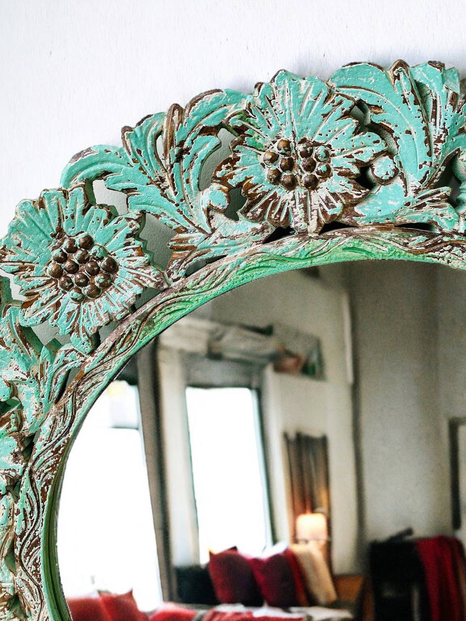 Espejo Redondo de Madera con Tallaje de Flores y Hojas