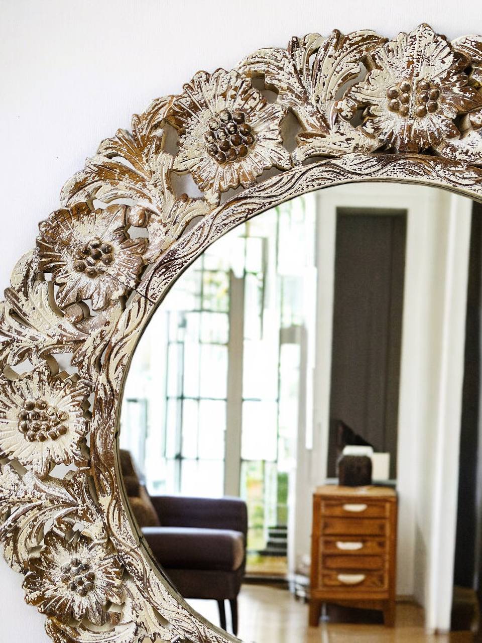 Espejo Redondo de Madera con Tallaje de Flores y Hojas