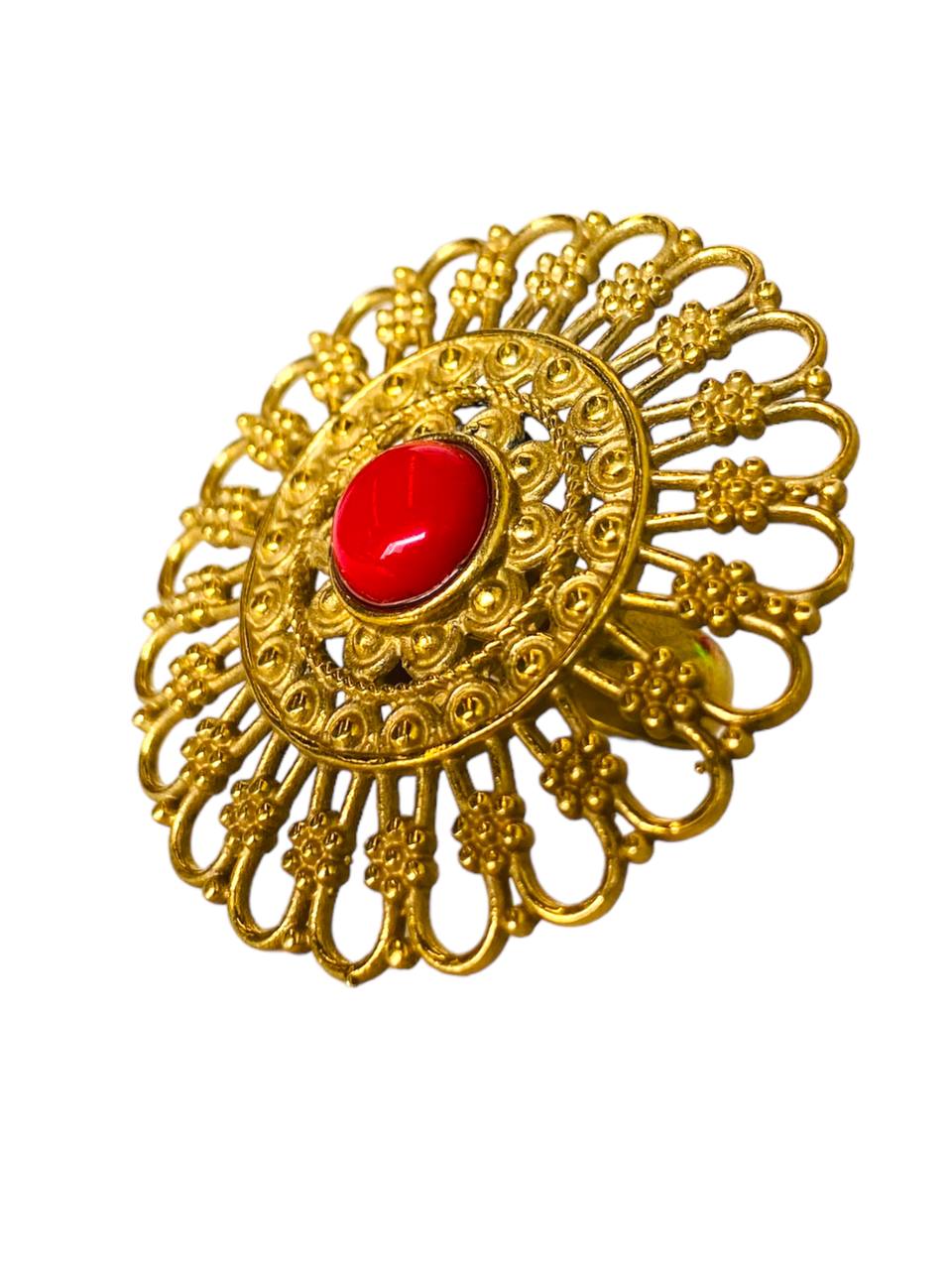 Anillo Dorado con Diseño de Mandala y Piedra Ónix