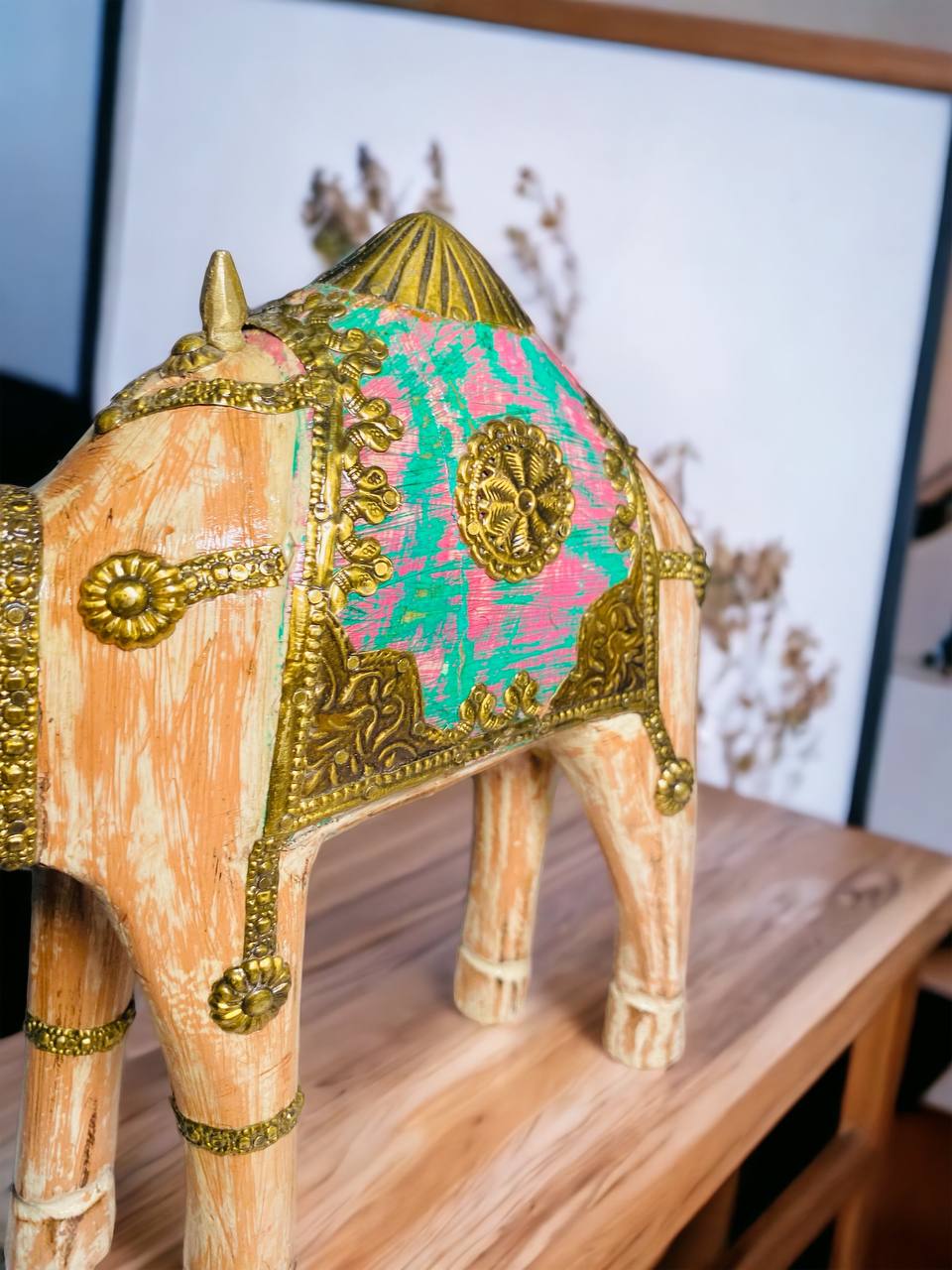 Figura de Camello "Encanto Oriental" - Madera Tallada con Apliques en Bronce, Diseño Vintage y Toques Dorados