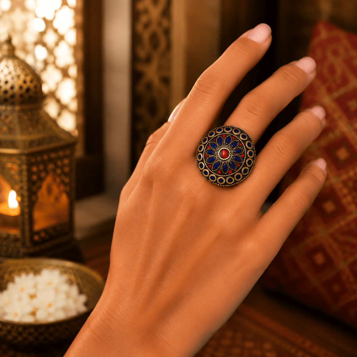 Anillo de Bronce Mandala Nilaya con Detalles Azules y Rojos - BOUTIQUEDELAINDIA