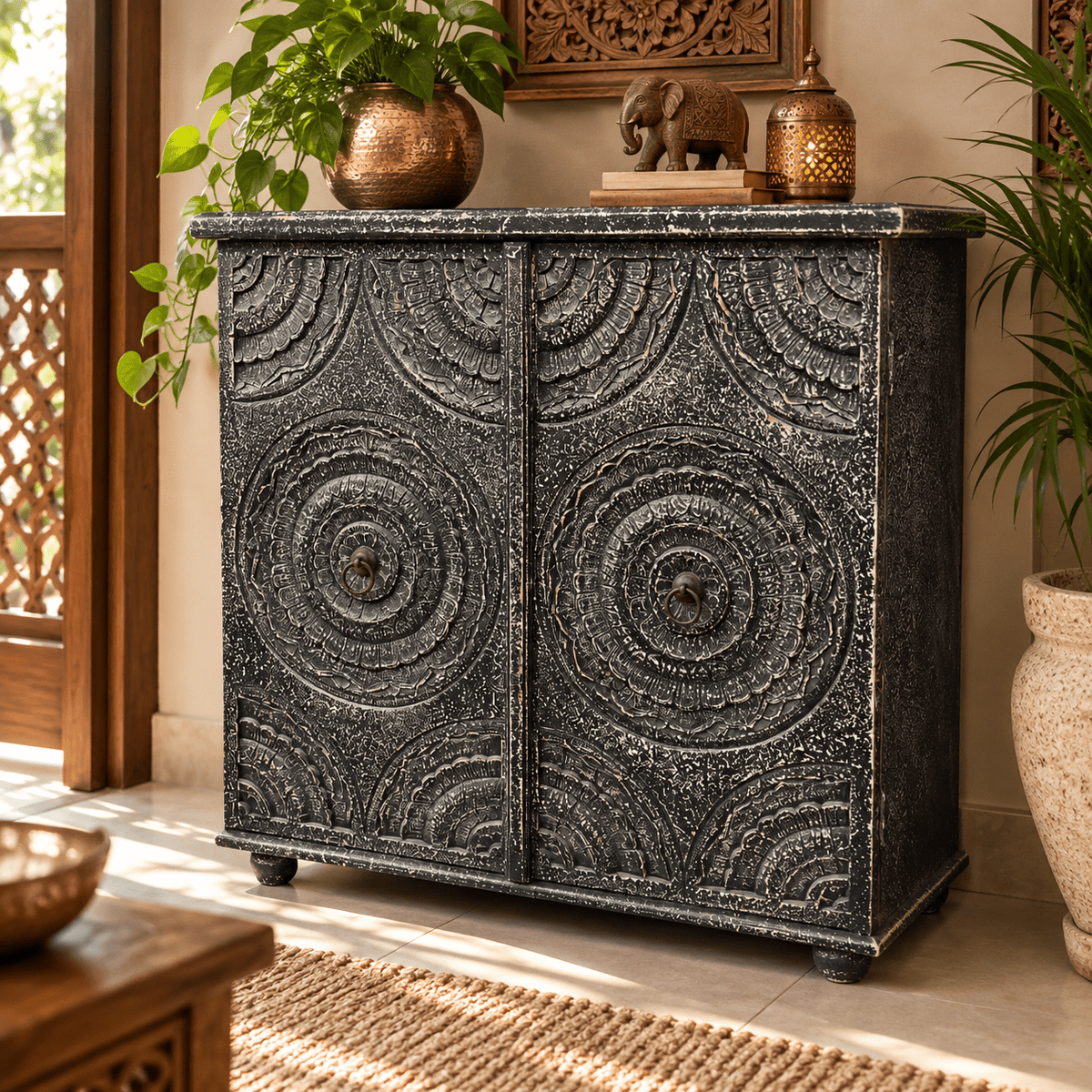 Aparador Oriental Negro con Mandalas Tallados y Acabado Vintage - MD - BOUTIQUEDELAINDIA