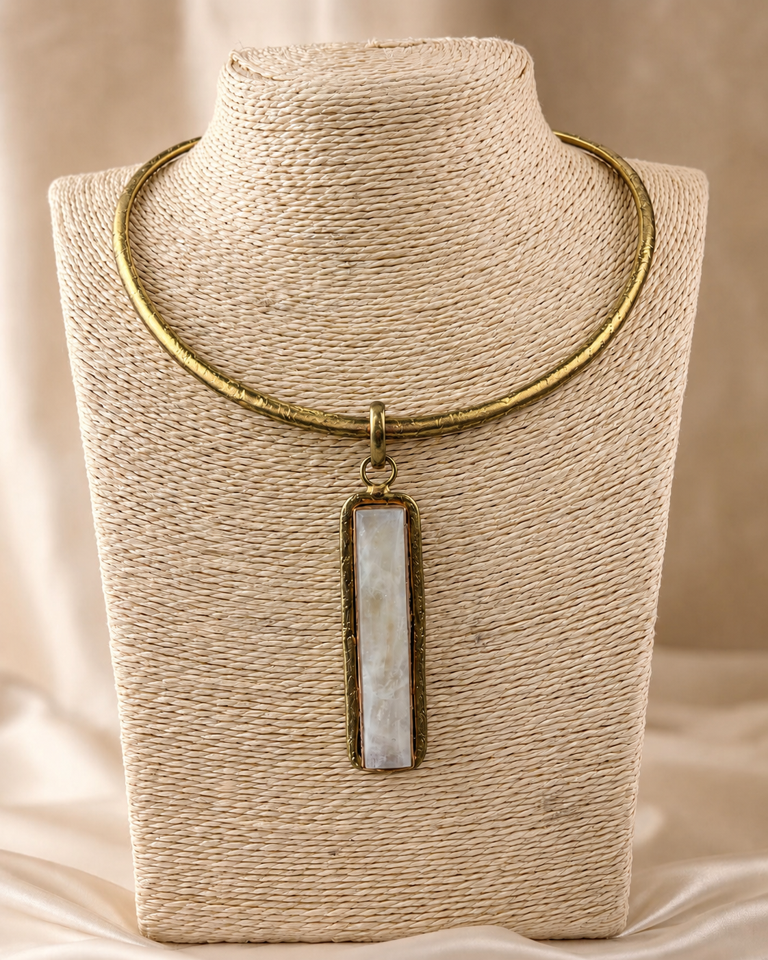 Collar Monolito Imperial de Piedra Clara