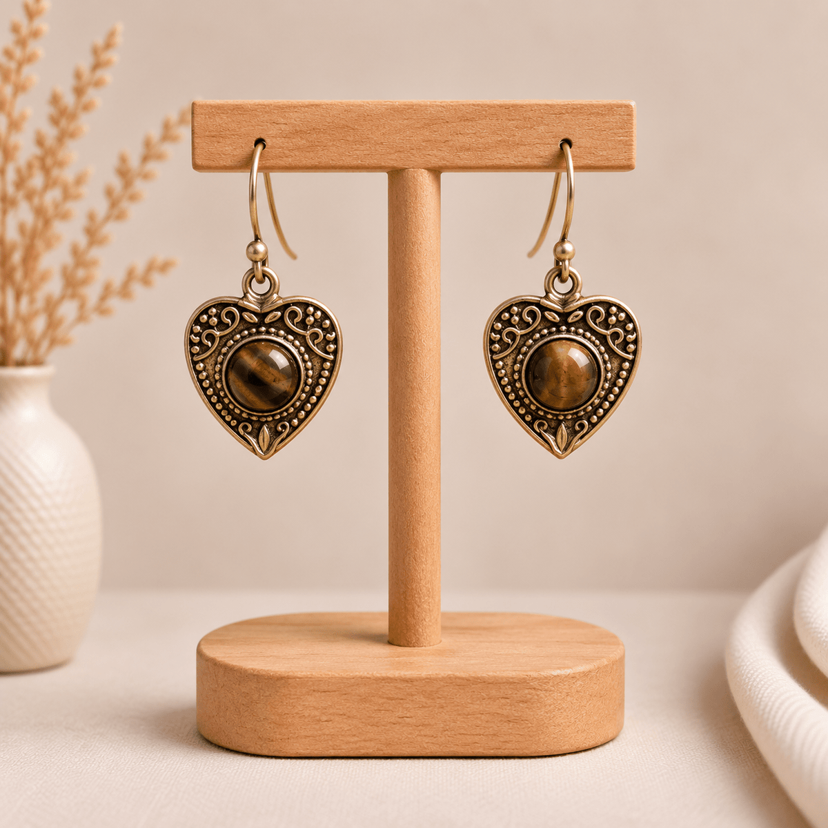 Aretes Corazón Nayra en Bronce con Piedra Ojo de Tigre - BOUTIQUEDELAINDIA