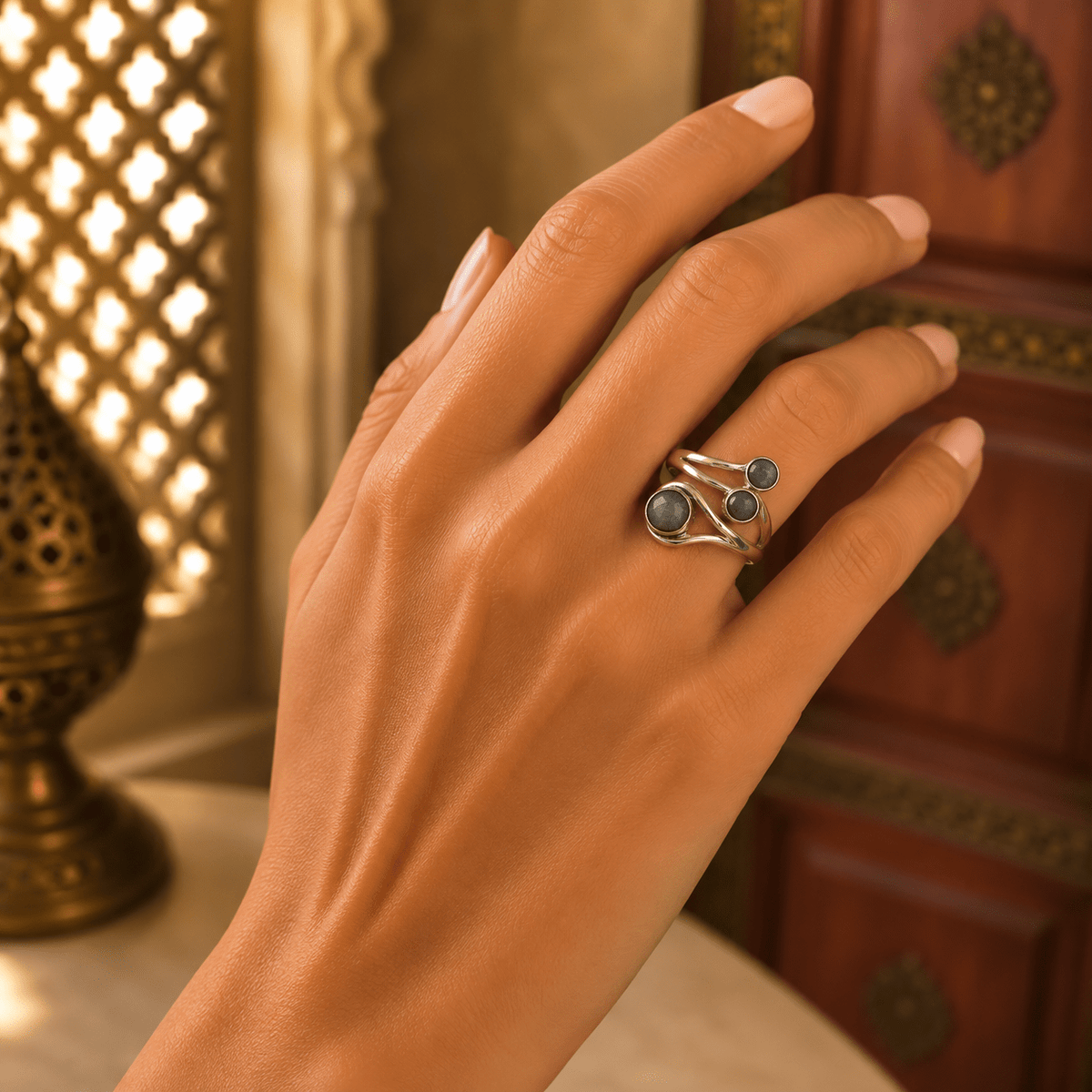 Anillo Kavya Triple Piedra Gris en Bronce Plateado - BOUTIQUEDELAINDIA