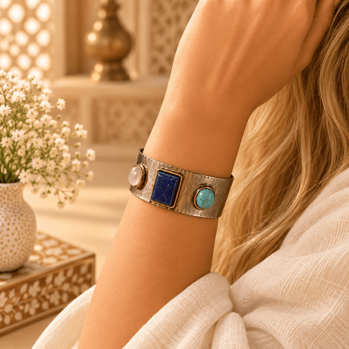 Brazalete Samira en Bronce con Piedras Decorativas - BOUTIQUEDELAINDIA