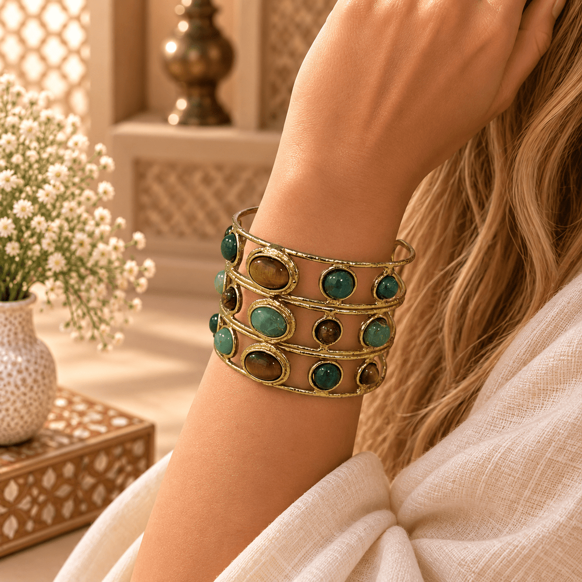 Brazalete Anvika en Bronce con Piedras Decorativas - BOUTIQUEDELAINDIA