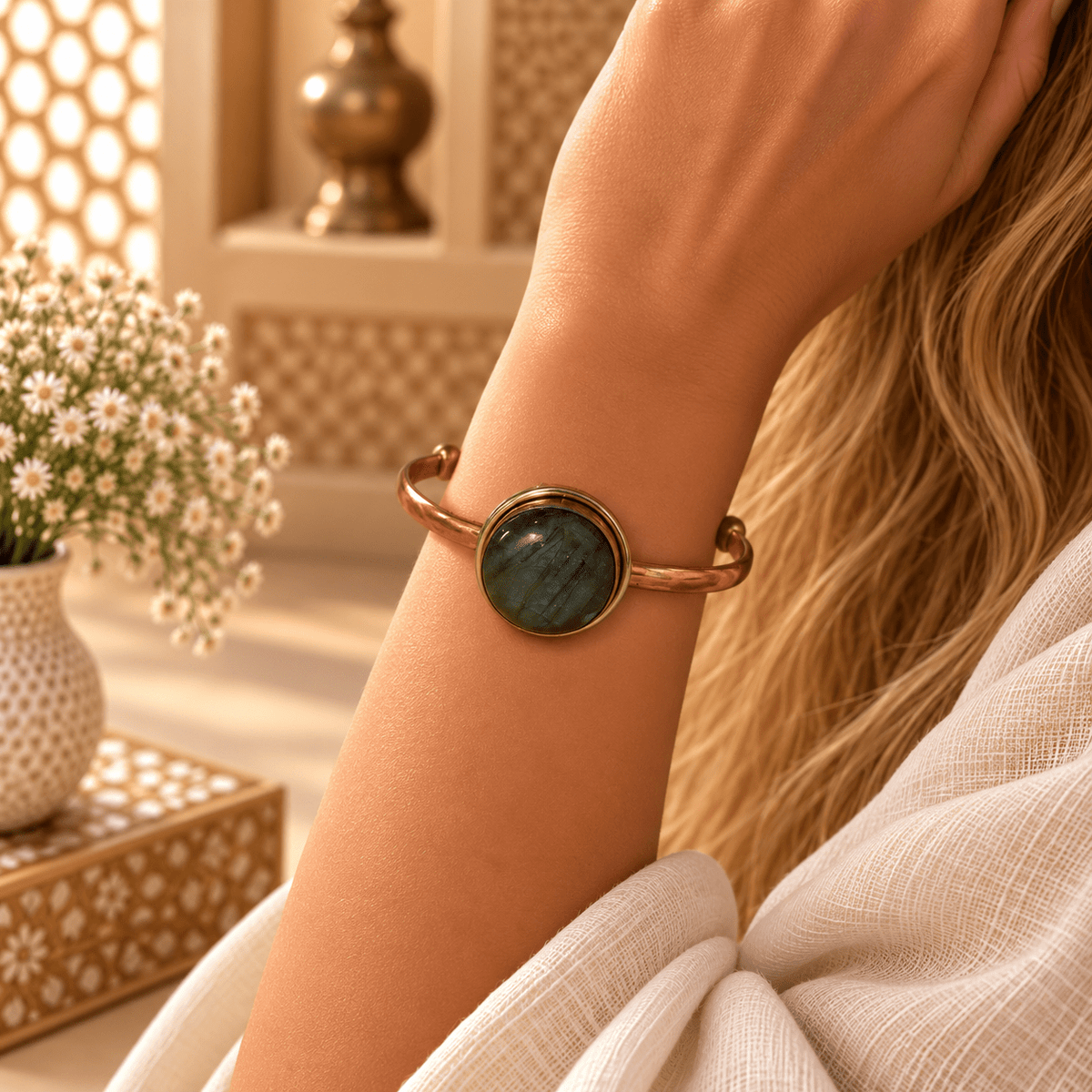 Brazalete Aarohi en Cobre con Piedra Oscura - BOUTIQUEDELAINDIA