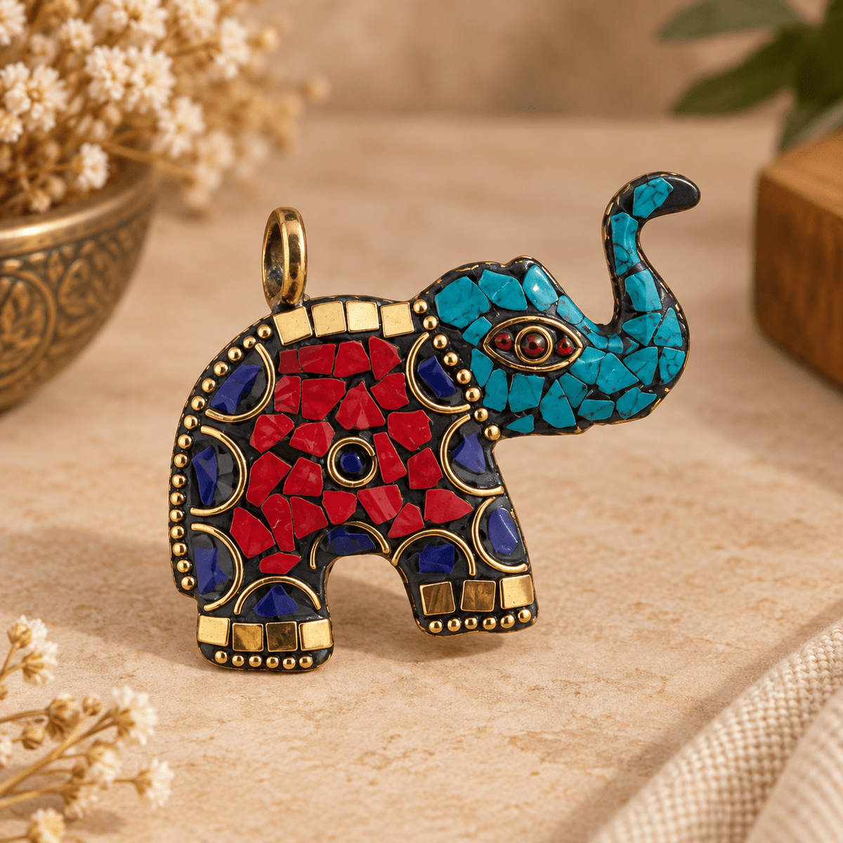 Dije Elefante Ishani en Bronce con Incrustaciones Decorativas - BOUTIQUEDELAINDIA