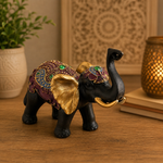 Figura decorativa, elefante hindú negro, detalles dorados, decoración oriental, espacios elegantes.