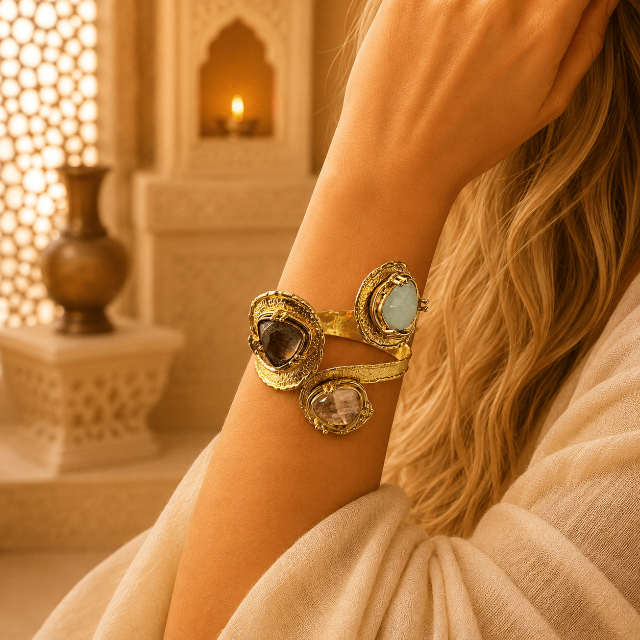 Brazalete Tridevi de la Armonía Sagrada con Piedras Semipreciosas - BOUTIQUEDELAINDIA
