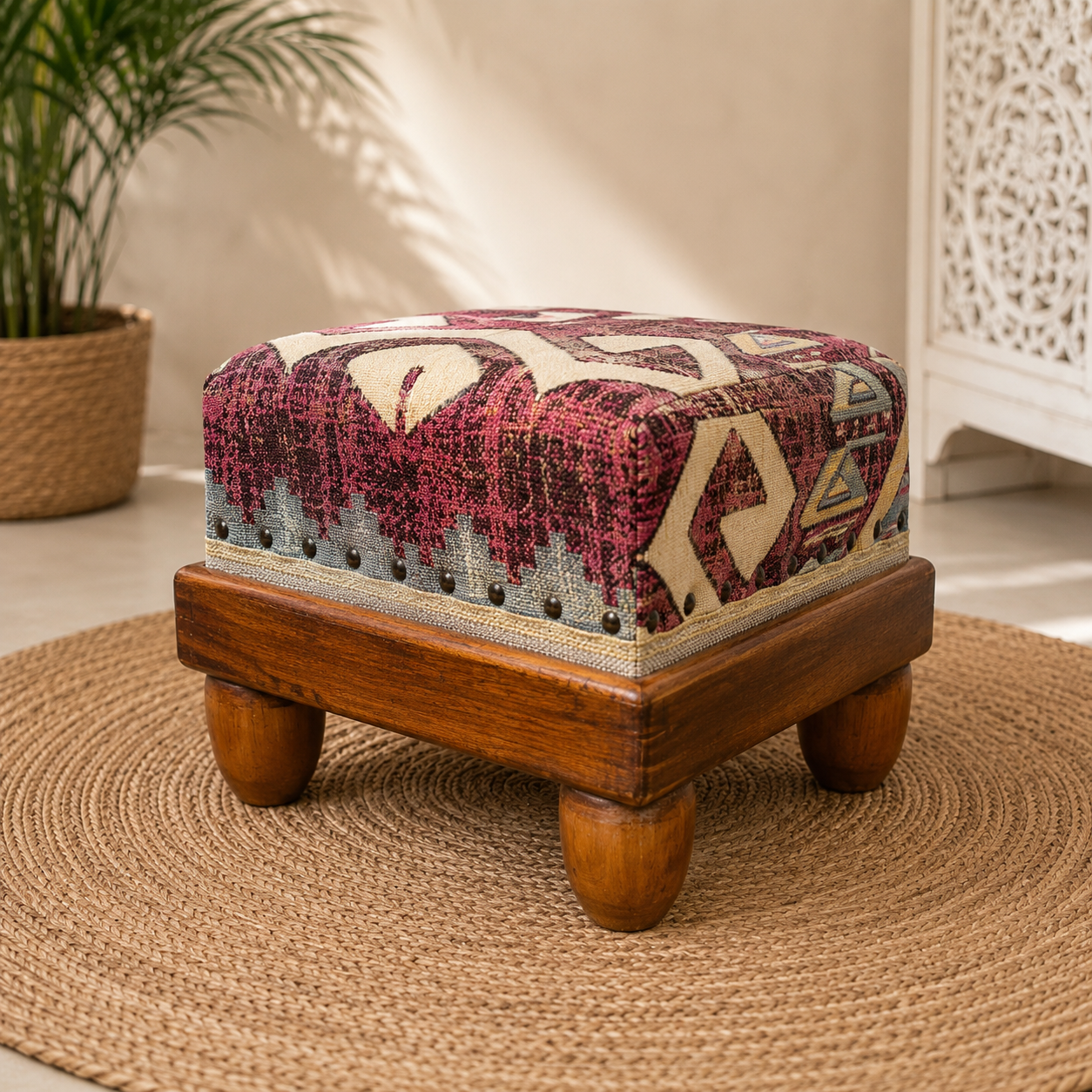 Butaca con Base de Madera Maciza y Tapizado Artesanal