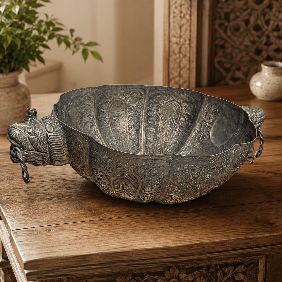 Cuenco Oriental de Metal con Asas de Leones Grabados - BOUTIQUEDELAINDIA