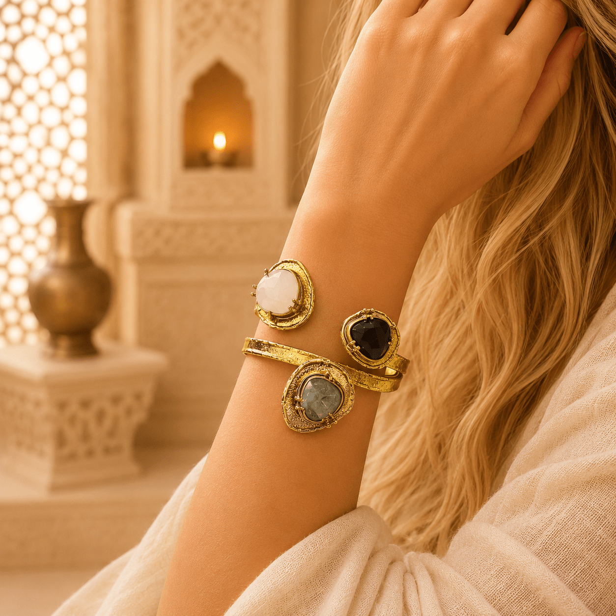 Brazalete Tridevi de la Armonía Sagrada con Piedras Semipreciosas - BOUTIQUEDELAINDIA