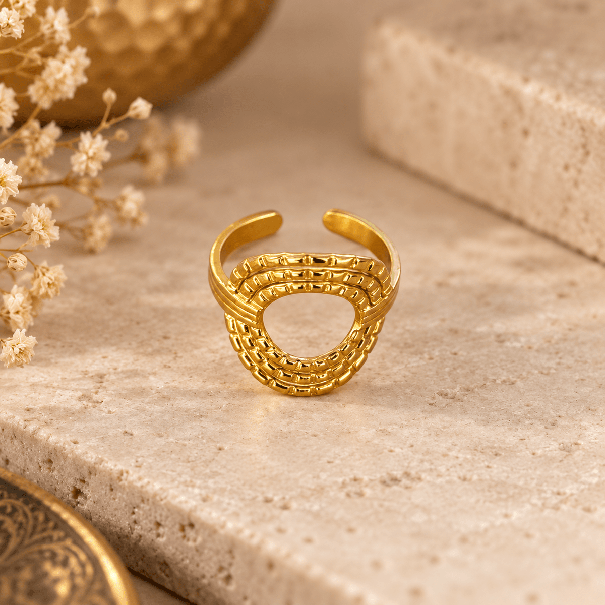 Anillo Arohi Geométrico Dorado en Bronce - BOUTIQUEDELAINDIA