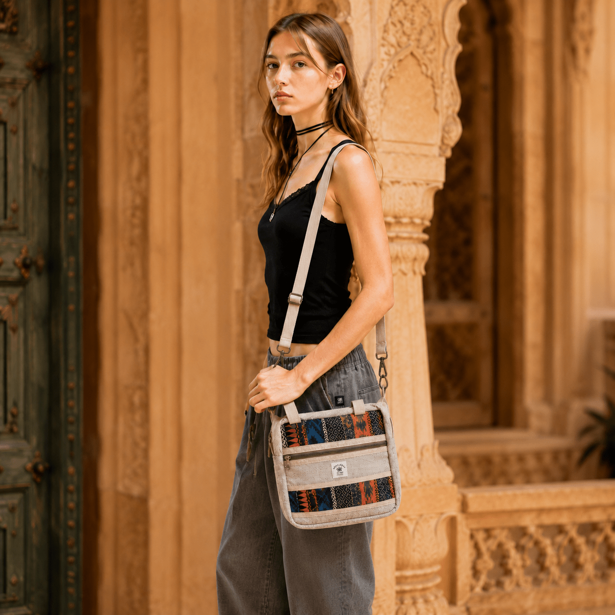 Bolso Artesanal Prithvi con Diseño Étnico Gris Claro - BOUTIQUEDELAINDIA