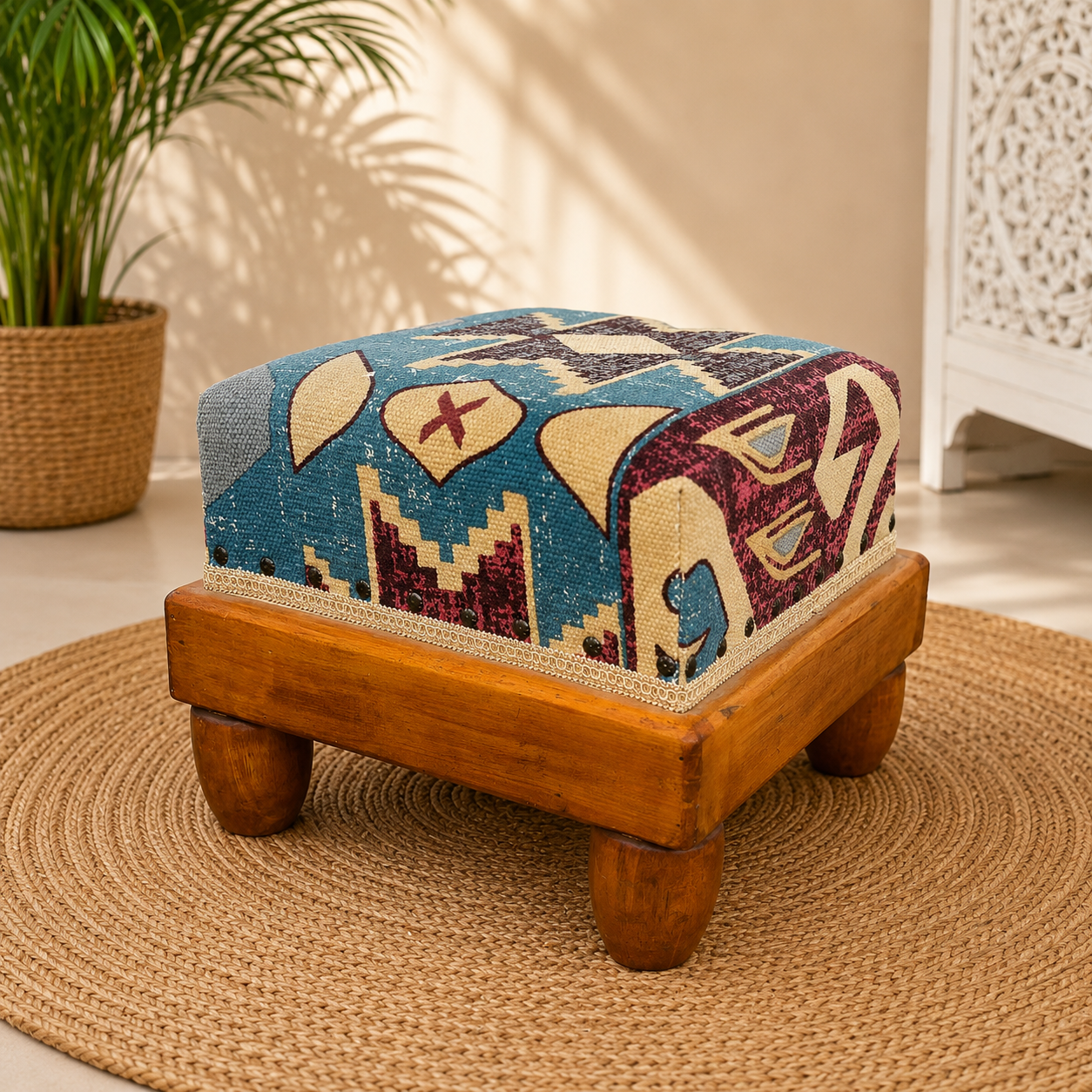 Butaca con Base de Madera Maciza y Tapizado Artesanal
