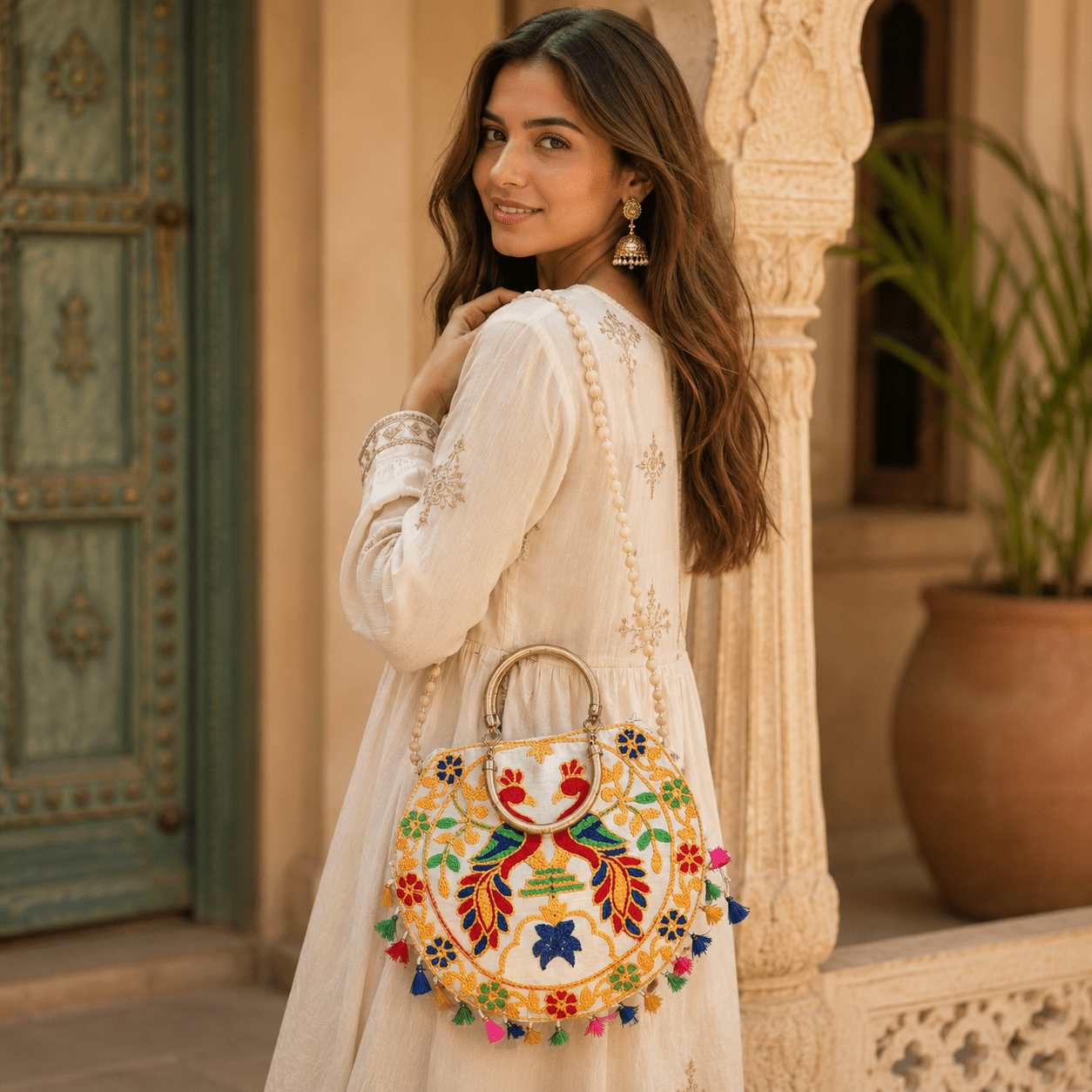 Bolso Redondo Bordado Pavos Reales Imperiales Blanco - BOUTIQUEDELAINDIA