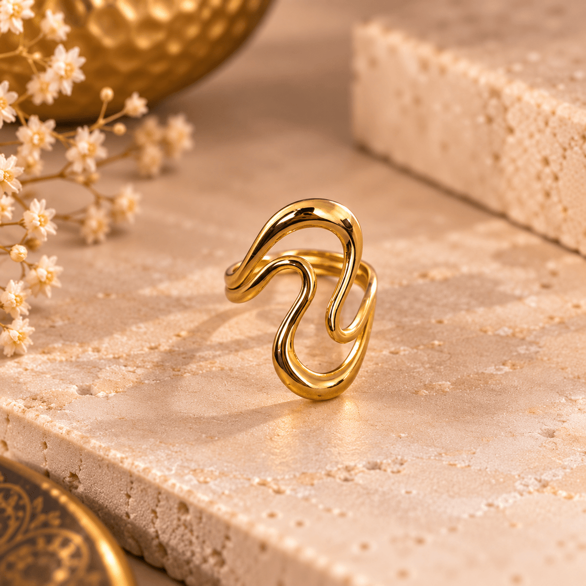 Anillo Naira Ondas Orgánicas en Bronce Dorado - BOUTIQUEDELAINDIA