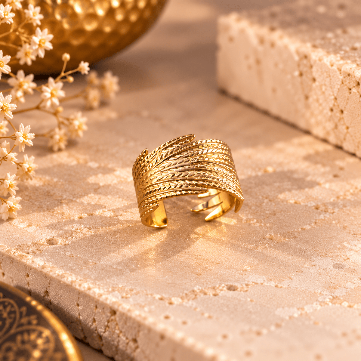 Anillo Kavya Plumas Cruzadas en Bronce Dorado - BOUTIQUEDELAINDIA