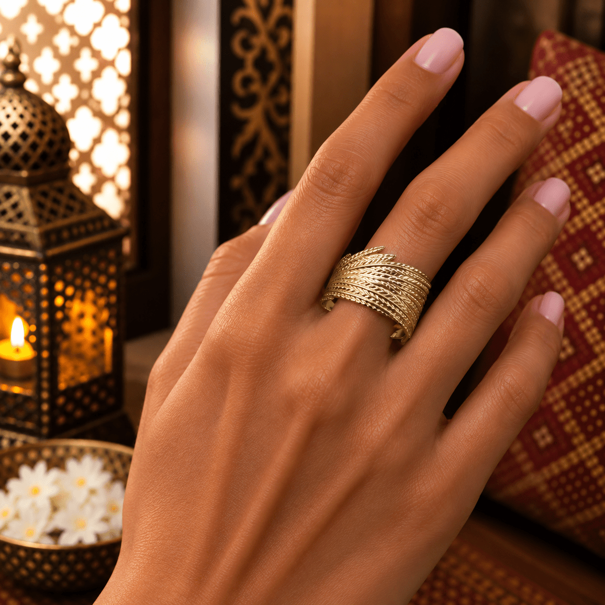 Anillo Kavya Plumas Cruzadas en Bronce Dorado - BOUTIQUEDELAINDIA