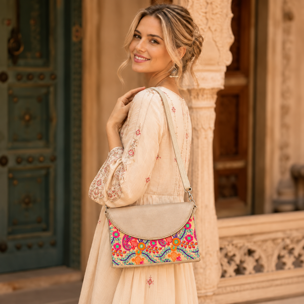 Cartera Bordada con Detalles Étnicos - BOUTIQUEDELAINDIA