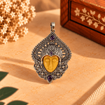 Dije de Bronce Plateado con Rostro Amarillo y Piedras Violetas - BOUTIQUEDELAINDIA