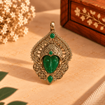 Dije de Bronce Devi Shakti con Rostro Tallado en Piedra Verde - BOUTIQUEDELAINDIA