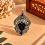 Dije de Bronce Plateado Kali Nisha con Rostro en Piedra Negra - BOUTIQUEDELAINDIA