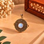 Dije Relicario Chandrika con Piedra Blanca y Diseño Floral - BOUTIQUEDELAINDIA