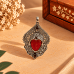 Dije de Bronce Plateado Devi Raksha con Rostro Tallado en Piedra Roja - BOUTIQUEDELAINDIA