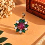 Dije Floral Padma en Alpaca con Piedra Rosada y Detalles Verdes - BOUTIQUEDELAINDIA