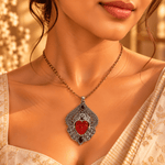 Dije de Bronce Plateado Devi Raksha con Rostro Tallado en Piedra Roja - BOUTIQUEDELAINDIA