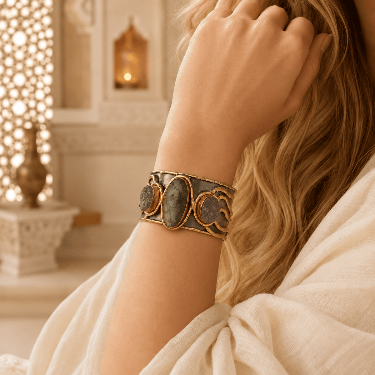 Brazalete Ishani en Bronce con Piedras Decorativas - BOUTIQUEDELAINDIA