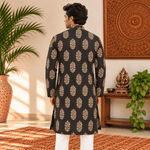 Kurta Larga Negra para Hombre con Estampado Botánico KH - BOUTIQUEDELAINDIA