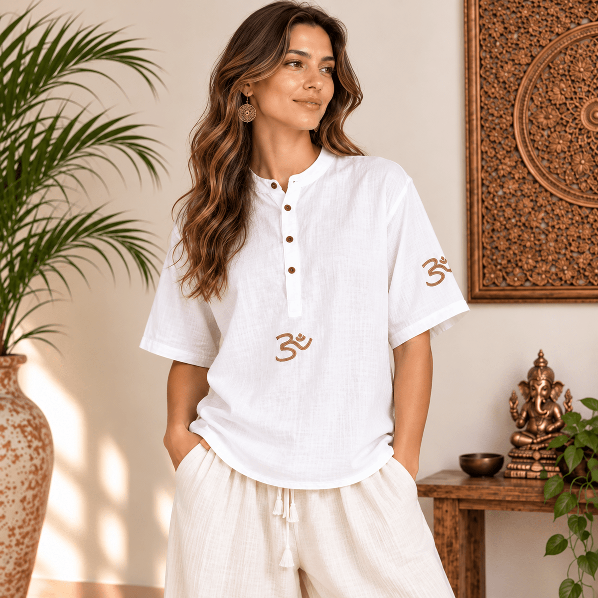Kurta Corta Blanca para Mujer Shanti con Bordados Om KM - BOUTIQUEDELAINDIA