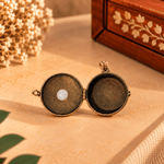 Dije Relicario Chandrika con Piedra Blanca y Diseño Floral - BOUTIQUEDELAINDIA
