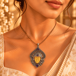 Dije de Bronce Plateado con Rostro Amarillo y Piedras Violetas - BOUTIQUEDELAINDIA