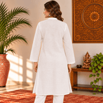 Kurta Larga Blanca para Mujer Ishani con Bordado Geométrico KM - BOUTIQUEDELAINDIA