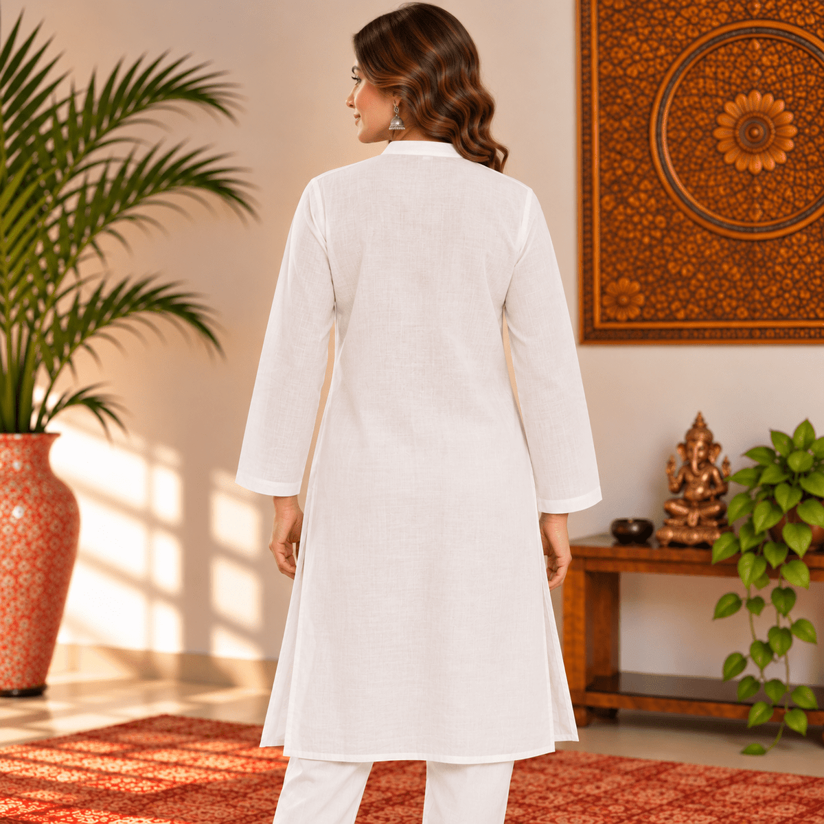 Kurta Larga Blanca para Mujer Ishani con Bordado Geométrico KM - BOUTIQUEDELAINDIA